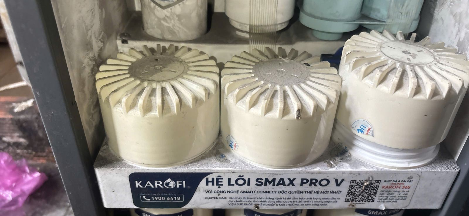 Thay lõi lọc máy lọc nước khi lõi đã cũ và bám bẩn
